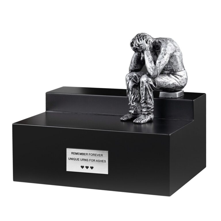 Zaduma - urna z figurką siedzącego mężczyzny