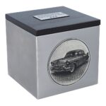 Seitenansicht einer Urne mit eingraviertem Cadillac-Motiv