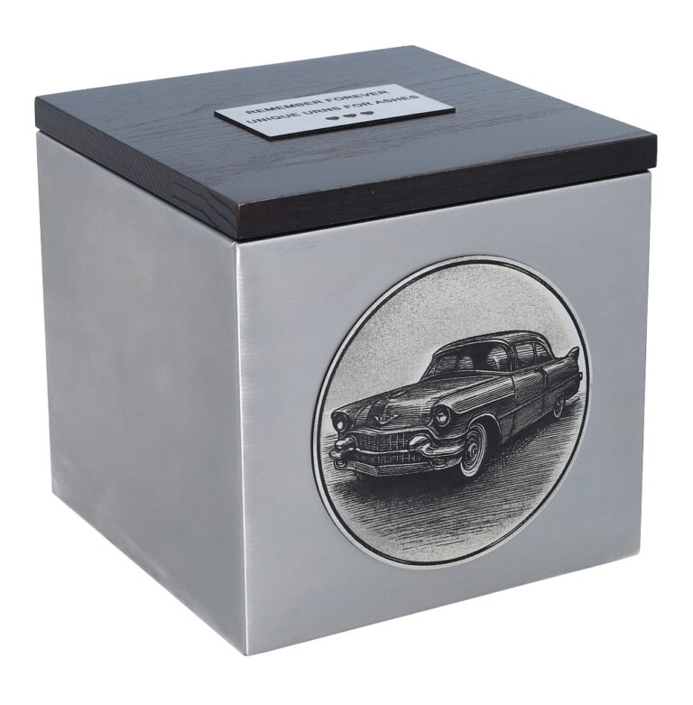 Seitenansicht einer Urne mit eingraviertem Cadillac-Motiv