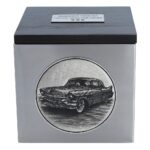 Frontansicht einer Urne mit klassischem Automobilmotiv