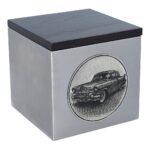 Schräge Ansicht einer Cadillac-Urne mit Holzdeckel