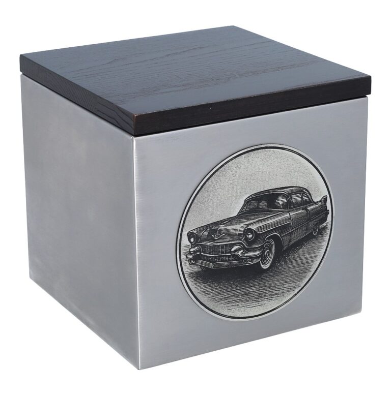 Schräge Ansicht einer Cadillac-Urne mit Holzdeckel