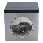 Detailansicht von vorn der Urne mit Cadillac-Gravur.