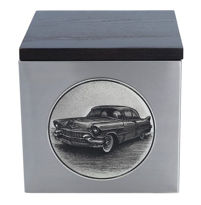Detailansicht von vorn der Urne mit Cadillac-Gravur.
