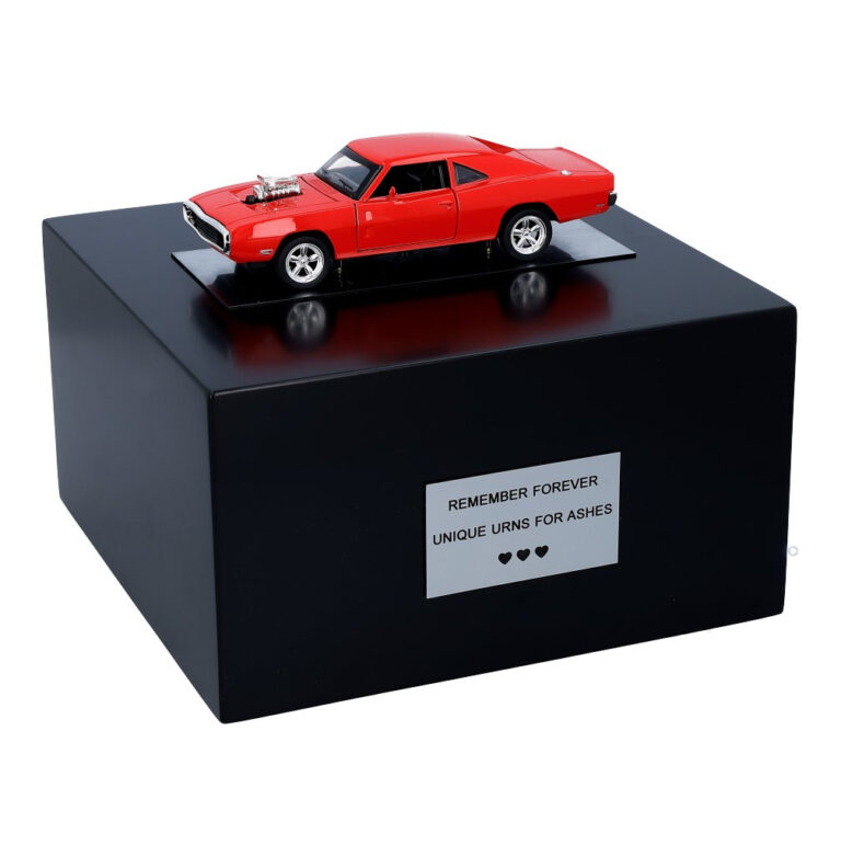 Schwarze Holzurne mit rotem Dodge-Modell – Ansicht von vorn (schräg).