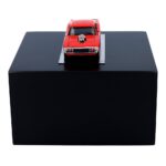 Schwarze Gedenkurne mit rotem Dodge-Modell – Schrägaufnahme.