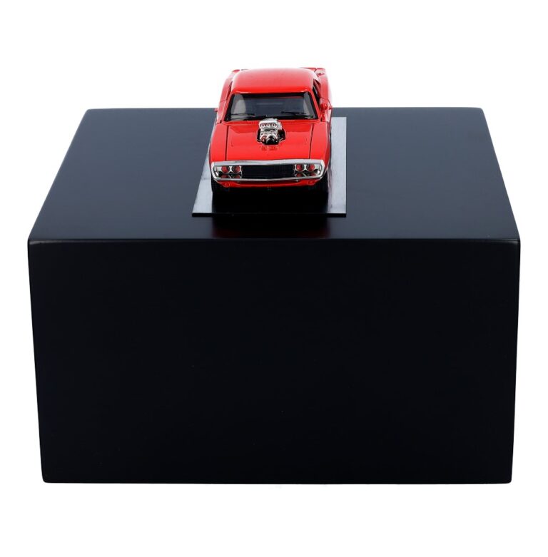 Schwarze Gedenkurne mit rotem Dodge-Modell – Schrägaufnahme.