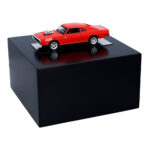 Seitenansicht der Urne mit detailliertem rotem Dodge-Modell.