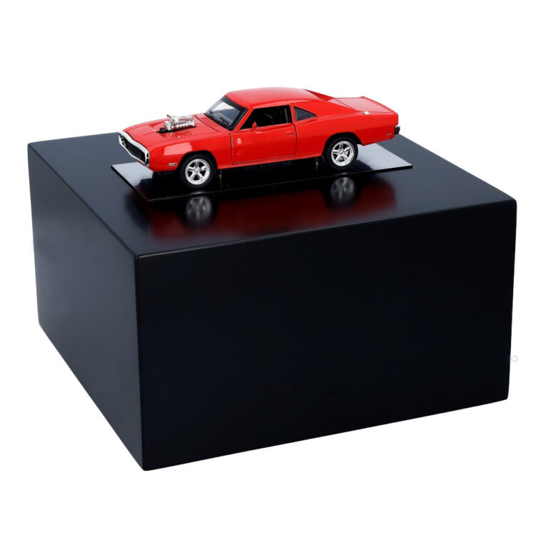 Seitenansicht der Urne mit detailliertem rotem Dodge-Modell.