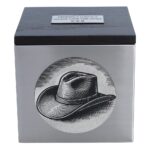 Nahaufnahme einer Edelstahlurne mit eingraviertem Cowboyhut-Motiv