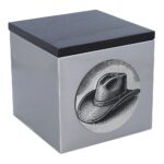 Seitenansicht einer Urne mit eingraviertem Cowboyhut