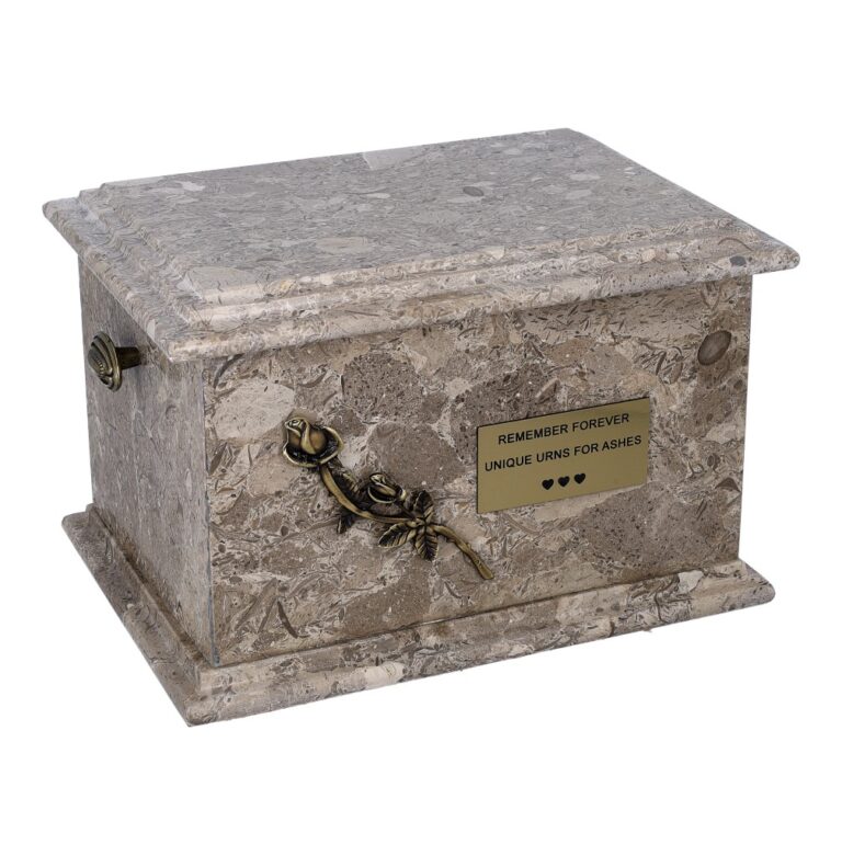 Urna z kamienia naturalnego z tabliczką i ozdobną różą na froncie