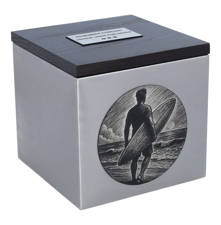 Surfer-Gedenkurne, gebürsteter Edelstahlbehälter mit dunklem Holzdeckel und eingraviertem Surfer mit Surfbrett, schräge Ansicht.