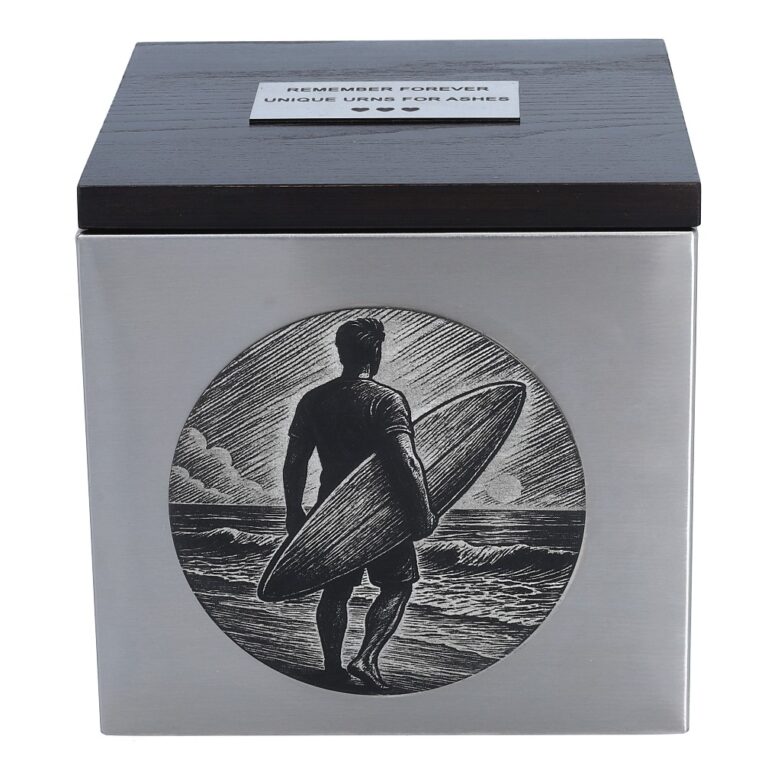 Vorderansicht einer Surfer-Gedenkurne mit eingraviertem Surfbrett und Meeresmotiv auf Edelstahl, Holzdeckel.