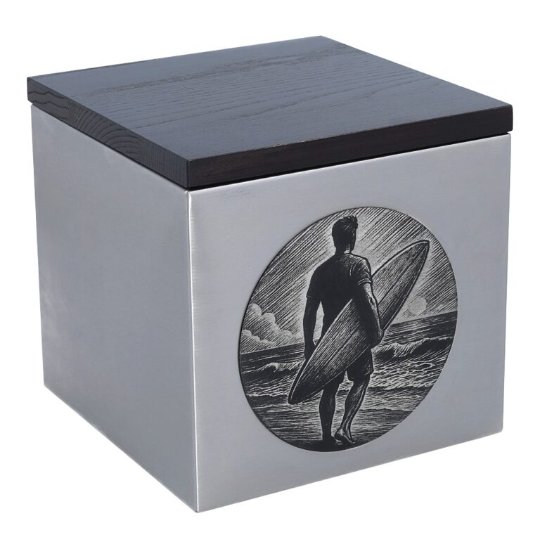 Surfer-Gedenkurne aus Edelstahl, schräge Ansicht mit eingraviertem Surfermotiv und quadratischem Holzdeckel.