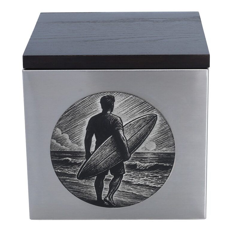 Nahaufnahme einer Surfer-Gedenkurne von vorne, gravierter Surfer bei Sonnenuntergang auf gebürstetem Stahl mit Holzdeckel.