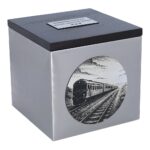 Edelstahl-Urne mit Zuggravur und dunklem Holzdeckel, Dreiviertelansicht.