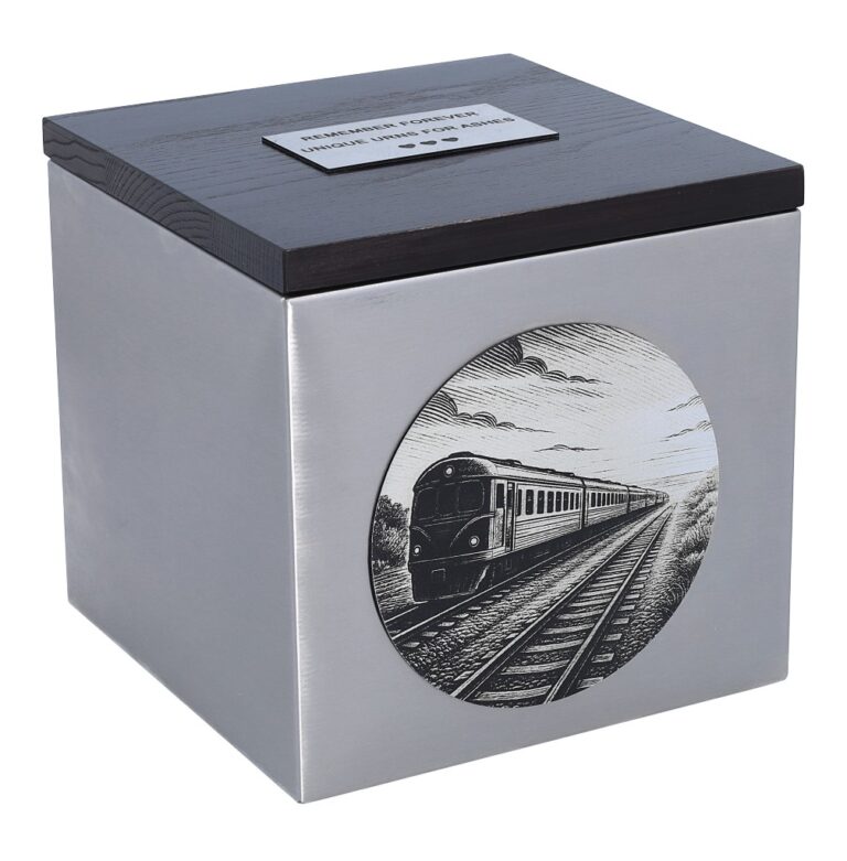 Edelstahl-Urne mit Zuggravur und dunklem Holzdeckel, Dreiviertelansicht.