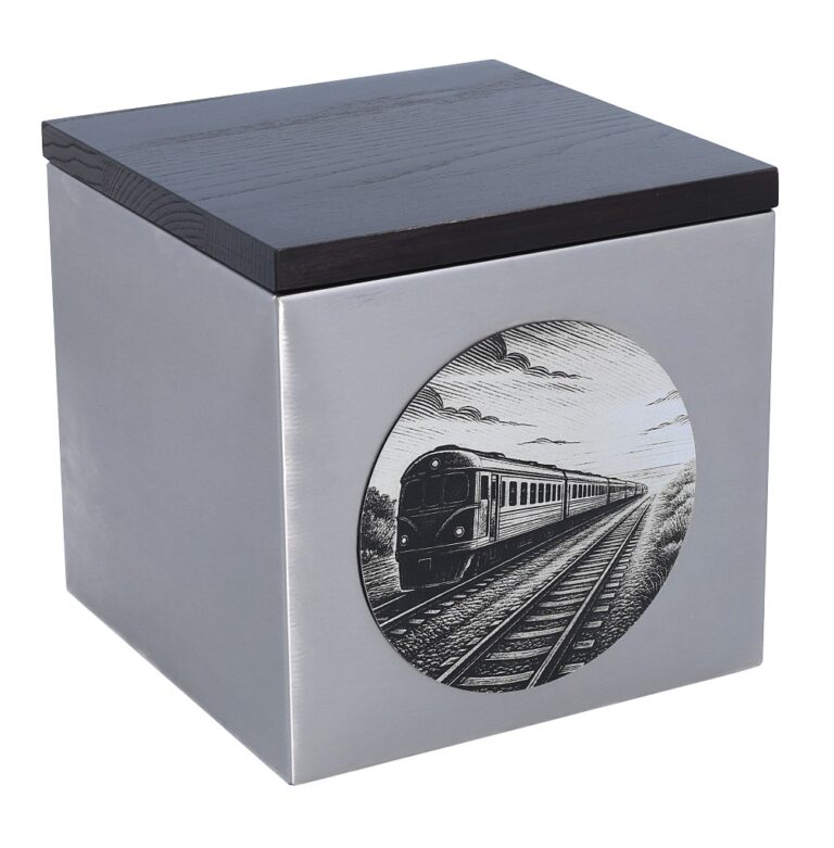 Rechtwinklige Ansicht der Urne mit Eisenbahnmotiv, gebürsteter Stahlkasten mit Zuggrafik.