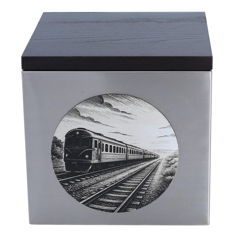 Nahaufnahme der Edelstahlurne mit Zuggravur und dunklem Holzdeckel.