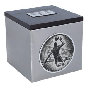 Volleyball-Urne mit graviertem Spieler, Edelstahlbehälter und dunklem Holzdeckel – schräge Ansicht.