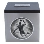 Vorderansicht einer personalisierten Volleyballurne für die Asche von Erwachsenen mit graviertem Spieler und Namensschild.