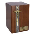 Urne aus massiver Eiche mit Kreuz und Gedenktafel