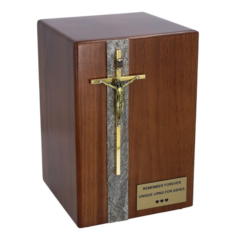 Urne aus massiver Eiche mit Kreuz und Gedenktafel