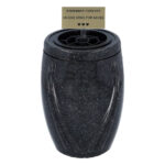 Graue Granitvase mit der gravierten Gedenktafel „Für immer in Erinnerung“ auf dem Deckel.