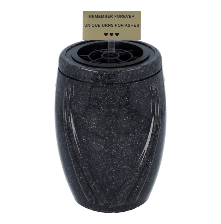 Graue Granitvase mit der gravierten Gedenktafel „Für immer in Erinnerung“ auf dem Deckel.