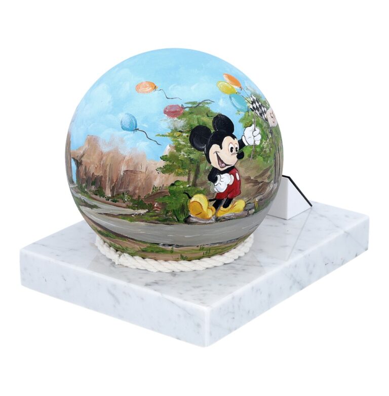 Widok z boku na ręcznie malowaną kulę urny ze stali nierdzewnej z malowniczym pejzażem