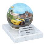 Ręcznie malowana kula ze stali nierdzewnej do urny kremacyjnej na białej, marmurowej podstawie z kolorowymi, malowniczymi motywami