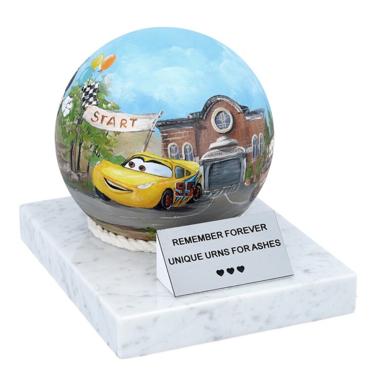 Ręcznie malowana kula ze stali nierdzewnej do urny kremacyjnej na białej, marmurowej podstawie z kolorowymi, malowniczymi motywami