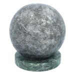 Widok z przodu ręcznie malowanej kulistej urny kremacyjnej ze stali nierdzewnej z zieloną kamienną podstawą