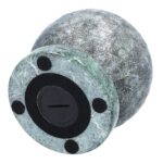 Artystyczna teksturowana kulista urna ze stali nierdzewnej z kamienną podstawą, widok z przodu pod kątem