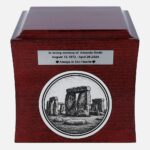 Face avant de l'urne : gravure Stonehenge avec plaque commémorative au-dessus.