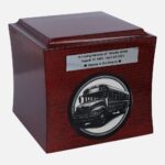 Urne cinéraire en bois pour chauffeur de bus avec gravure de bus classique, vue de face.