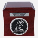 Parte anteriore dell'urna: incisione "Libro e colombe" con targhetta commemorativa di esempio.