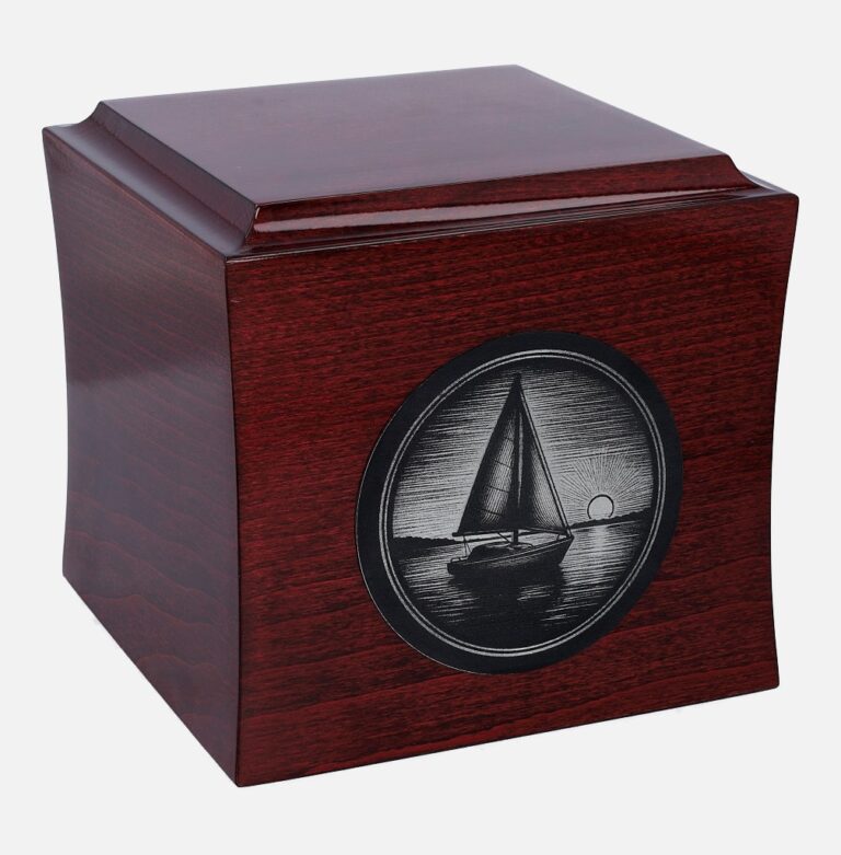 Urna de madera con grabado de velero, vista lateral.