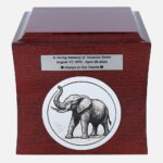 Drewniana urna kremacyjna z grawerunkiem słonia i spersonalizowaną tabliczką, widok ukośny.