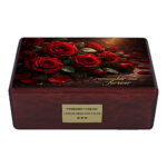 Vue de face d’une urne de crémation florale avec motif de roses rouges, urne en bois pour cendres