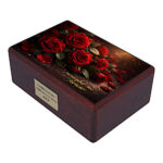 Urne en bois vue en angle avec roses rouges et pétales, urne commémorative au motif floral