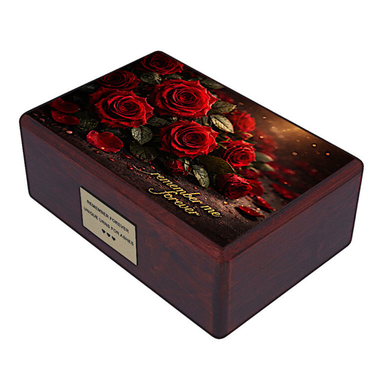 Urne en bois vue en angle avec roses rouges et pétales, urne commémorative au motif floral