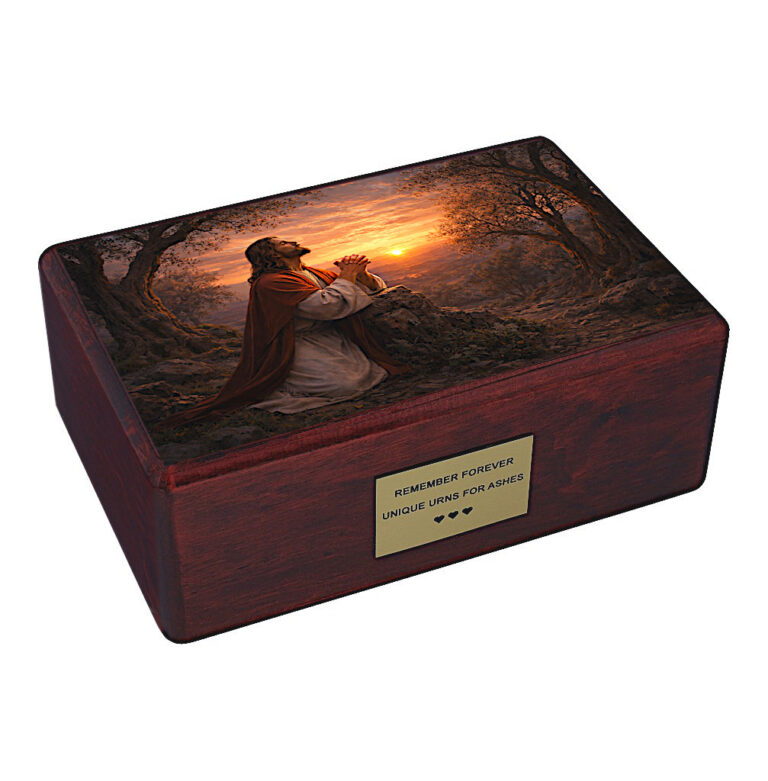 urna cineraria cristiana Gesù che prega Getsemani urna in legno per adulti vista angolata