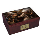 Urna cattolica in legno Gesù che porta la croce urna cineraria per adulti vista angolata