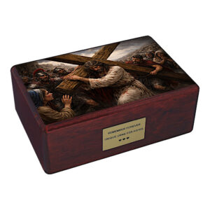 Urna cattolica in legno Gesù che porta la croce urna cineraria per adulti vista angolata