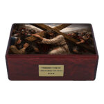 Urna cristiana Gesù che porta la croce urna in legno per ceneri vista frontale memoriale religioso