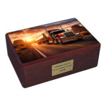 Urna de cremación de madera con camión articulado conduciendo por el desierto al atardecer, urna conmemorativa para conductor de camión