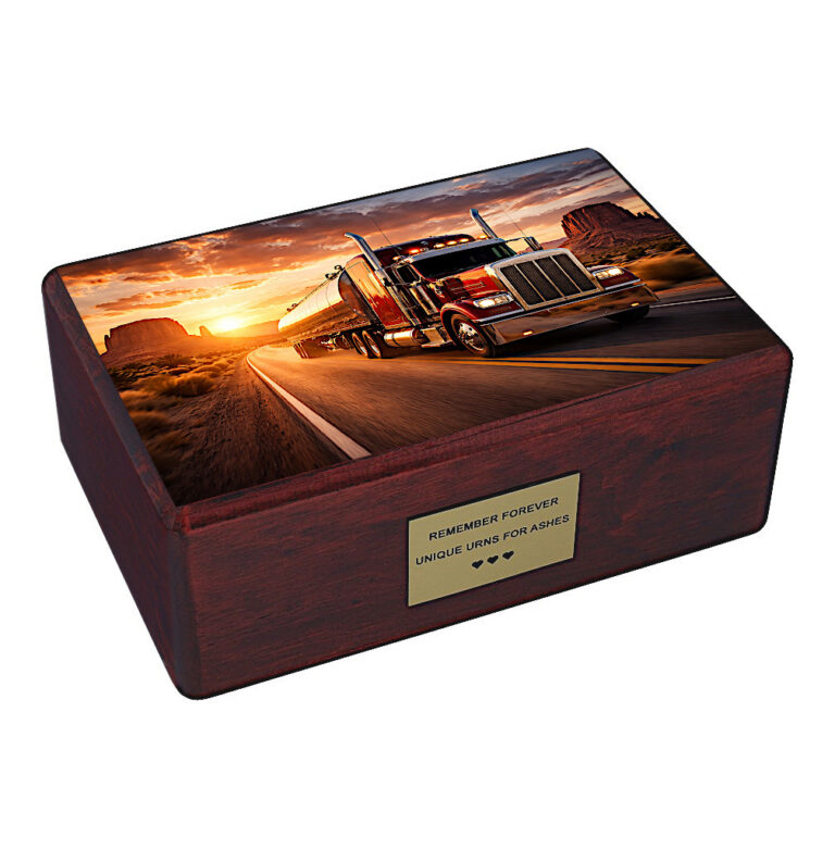 Urna de cremación de madera con camión articulado conduciendo por el desierto al atardecer, urna conmemorativa para conductor de camión