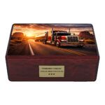 Vista frontal de urna conmemorativa para conductor de camión con diseño de camión articulado al atardecer, urna de madera para cenizas